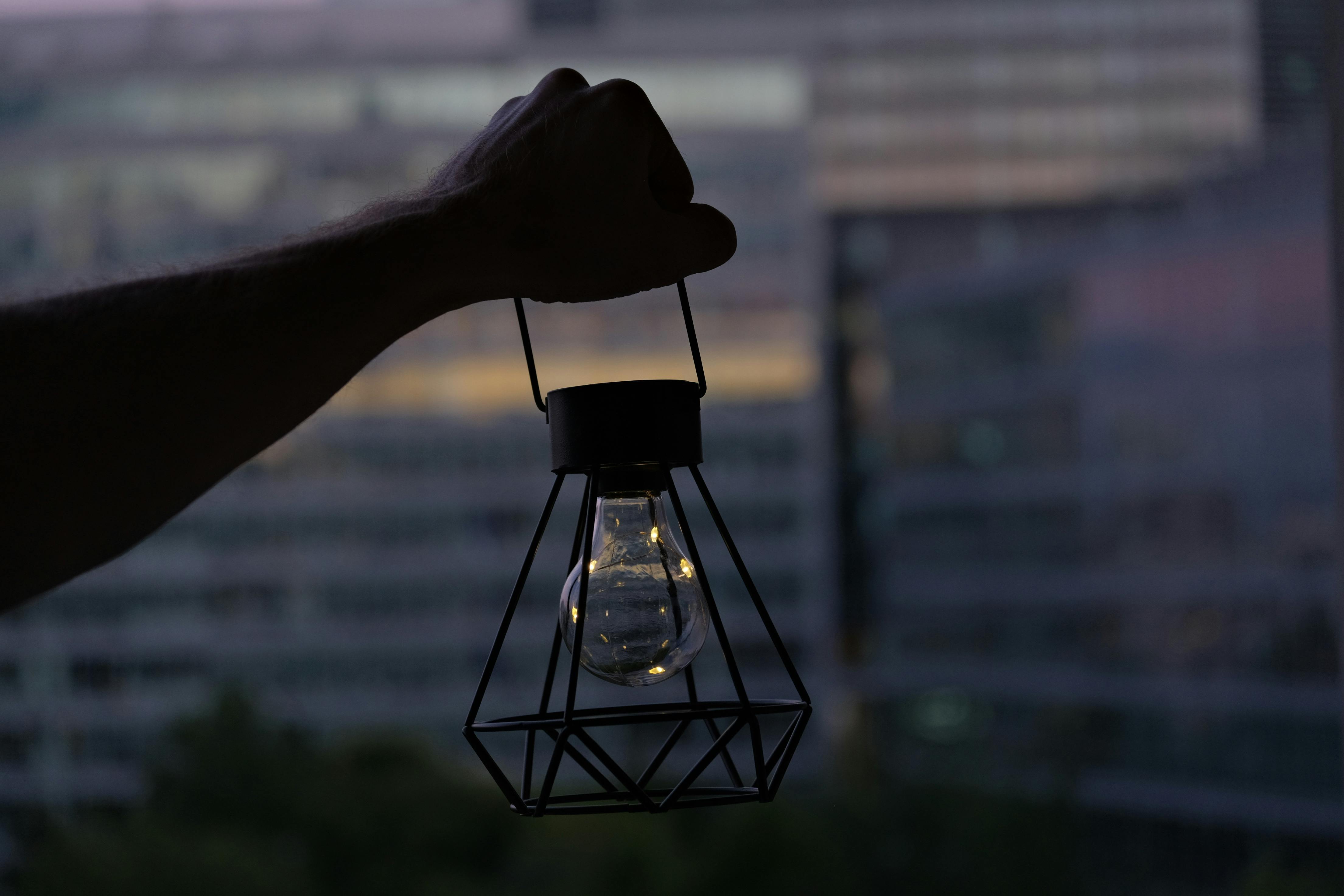 Beleuchtung ohne Stromnetz: So bringen Sie trotzdem Licht ins Dunkel