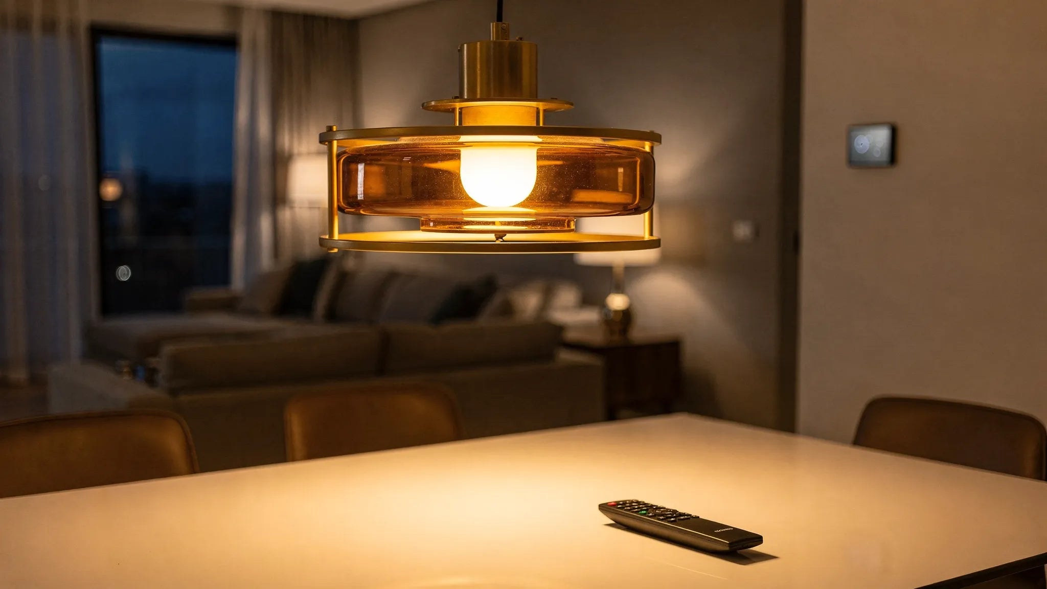 WOFI Villa matt gold: Amber-Glas Pendelleuchte richtig dimmen