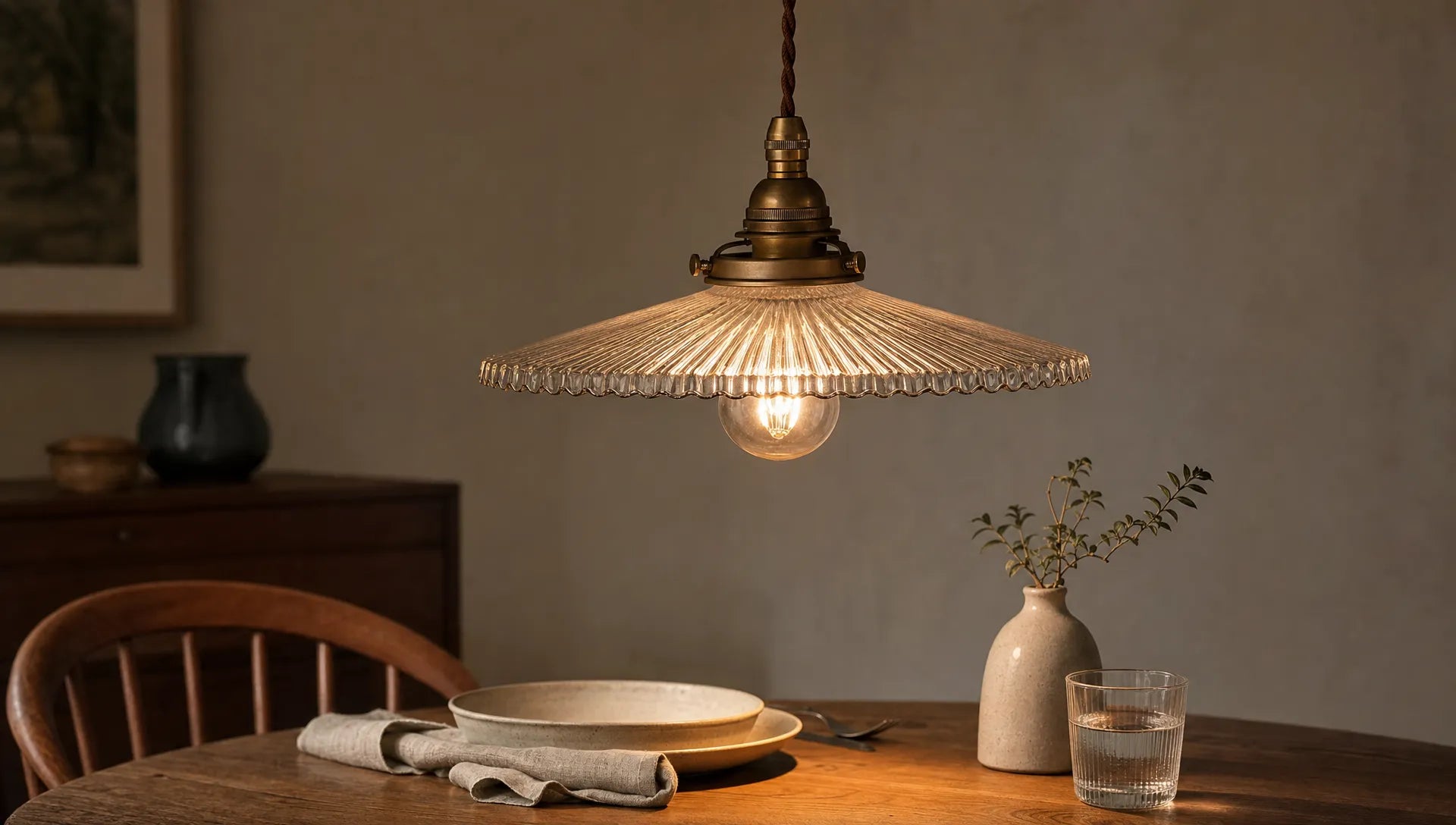 Vintage-Hängelampe modern ins Esszimmer integrieren
