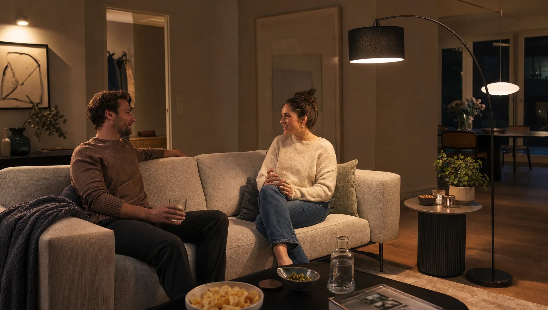 Bogenlampe hinter dem Sofa richtig ausrichten